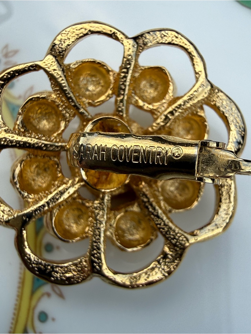 Vintage Sarah Coventry Gold Tone Flower Clip On Earrings Statement Floral - Picture 4 of 5